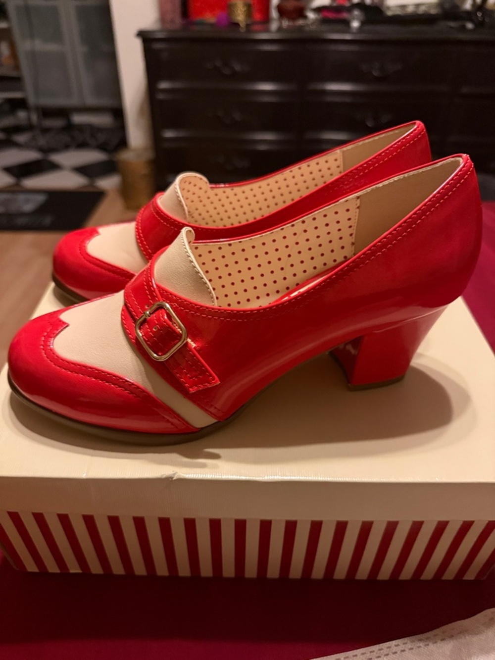 B.A.I.T. Footwear Retro Red Two-Tone Mary Jane Pumps with Buckle vintage style - Picture 6 of 10